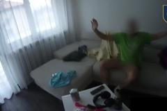 VIDEO: Muž po hádce vyhodil manželku na ulici, na policisty pak mířil brokovnicí