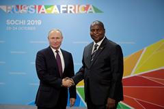 Vladimir Putin spolu se středoafrickým prezidentem Faustin-Archange Touadérem na summitu v Soči