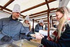 Rozdávání rybí polévky na Staroměstském náměstí