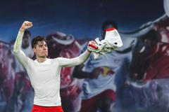 Patrik Schick slaví gól v zápase s Augsburgem, podzim 2019