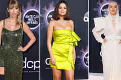 Božská Taylor a vyzývavá Selena. Jinak byly ceny AMA přehlídkou divnosti