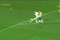 Souboj Jeřábka s Kuzmanovičem v utkání Teplice - Ostrava