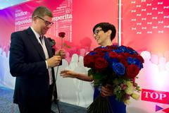 Růže pro novou šéfku. TOP 09 poprvé povede žena, Pekarová Adamová porazila Czernina