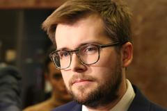 Místopředseda Pirátů Jakub Michálek při vysvětlování, zda šikanuje své kolegy ve straně