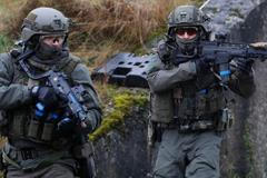 Příslušníci speciální německé zásahové policejní jednotky SEK (Spezialeinsatzkommandos) na cvičení. v Bádensku-Württembersku.