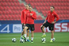 Vladimír Coufal a Jan Bořil na tréninku Slavie před zápasem LM s Barcelonou