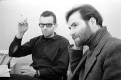 Zakladatel Respektu Ivan Lamper (vlevo) v rozpravě s Timothy G. Ashem v redakci Informačního servisu na konci roku 1989.