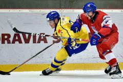 Nils Höglander ze Švédska a Adam Raška z České republiky v přípravném zápase ČR "20" - Švédsko "20"