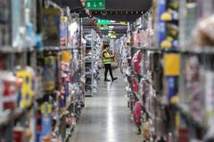 Centrální sklad Mall.cz; skladování, distribuce, eshopy, prodej, manuální práce, dělník, skladník, zaměstnanost, ještěrka