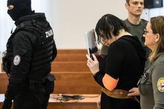 Za doprovodu ozbrojených policistů v kuklách přijeli k soudu lidé obvinění z vraždy J. Kuciaka.