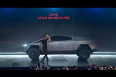 Trapas na předváděčce nové Tesly. Designér rozbil "nerozbitné" sklo