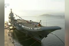 Čína si postavila první letadlovou loď. Má jen startovací rampu, další už má být s katapultem