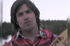 Jake Burton Carpenter na záběrech z roku 1980 na vůbec první snowboardové soutěži