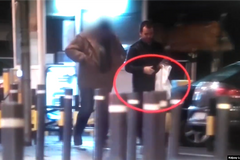 Ruský diplomat předává kufřík srbskému špionovi