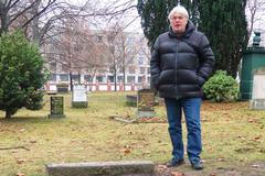 Foto: Heydrichův hrob je jinde, než kopali lupiči, tvrdí badatel. Hřbitov navštívil