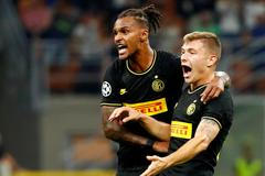 Nicolo Barella a Valentino Lazaro slaví gól Interu v zápase LM se Slavií Praha