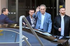 Miloš Zeman odjíždí ze střešovické nemocnice