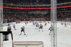 Výhled z pracoviště brankového rozhodčího Jana Holeni při pražském zápase NHL