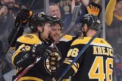 NHL 2019/20, Boston - Washington: David Pastrňák oslavuje svůj gól s Charliem McAvoyem a Davidem Krejčím