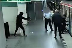 Kamery zachytily drzé sprejery ve stanici Motol, barvou postříkali i pracovníka metra