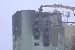 Obří nůžky z Kladna “ohlodávají” prešovský panelák. Stavbu zničil výbuch plynu, zemřelo osm lidí