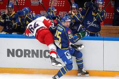 Gustav Rydahl a Jiří Sekáč v zápase Česko - Švédsko na Channel One Cup