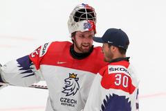 Reprezentační brankáři Patrik Bartošák (vlevo) a Šimon Hrubec