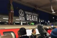 Ekologičtí aktivisté narušili provoz metra na východě Londýna