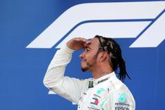 Lewis Hamilton z týmu Mercedesu slaví vítězství ve Velké ceně Ruska formule 1 2019