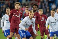 20. kolo Fortuna:Ligy, FC Baník Ostrava - AC Sparta Praha: Nemanja Kuzmanovič před Benjaminem Tettehem