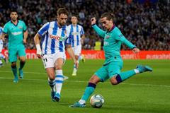 17. kolo španělské La Ligy, San Sebastian - FC Barcelona: Antoine Griezmann centruje, brání ho Adnan Januzaj