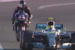 Rossi a Hamilton si vyměnili své úspěšné závodní stroje