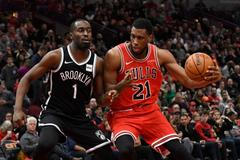 NBA 2019/20, Chicago - Brooklyn: Theo Pinson z Brooklynu brání Thaddeuse Younga z Chicaga