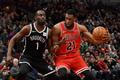 NBA 2019/20, Chicago - Brooklyn: Theo Pinson z Brooklynu brání Thaddeuse Younga z Chicaga