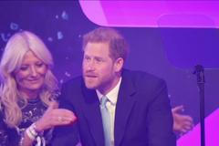 Princ Harry přerušil projev při oceňování nemocných dětí. Emoce byly silnější