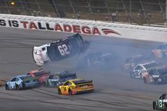 Nehoda v závodě 1000Bulbs.com 500 na oválu Talladega Superspeedway
