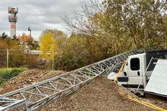 Pád dvacetimetrového jeřábu na Praze 6