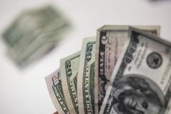 Ilustrační foto, peníze, hotovost, bankovky, Euro, Dolar, Česká koruna, Kč, směna