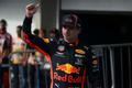 Pilot Red Bullu Max Verstappen slaví vítězství v kvalifikaci na GP Brazílie F1 2019