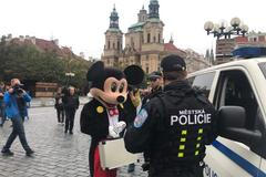 Strážníci pokutovali muže převlečeného za Mickey Mouse