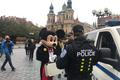 Strážníci pokutovali muže převlečeného za Mickey Mouse