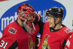 NHL 2019/20, Ottawa - Philadelphia: Brankář Anders Nilsson a Filip Chlapík slaví výhru Ottawy