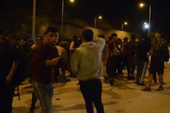 Uprchlíci na řeckém ostrově Samos utíkají před požárem svého tábora