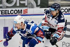 Filip Pyrochta z Brna a Josef Baláž z Vítkovic v zápase 18. kola hokejové extraligy