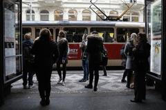 Ilustrační foto - dav, skupina, lidé, Češi, turisté, cestující, MHD, Praha, tramvaj