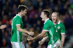 Jonny Evans slaví gól v zápase Česko - Severní Irsko