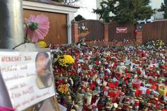 Pietní místo před Gottovou vilou ještě zůstane. Odklízení se na přání rodiny odkládá