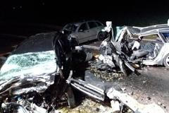 Čtyři lidé zemřeli a další tři utrpěli zranění při nehodě nedaleko Pavlic na Znojemsku.