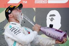 Valtteri Bottas z Mercedesu slaví vítězství ve Velké ceně Japonska 2019