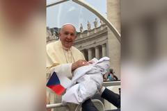 Papež František si nechal přinést miminko z Česka do papamobilu, aby mu požehnal